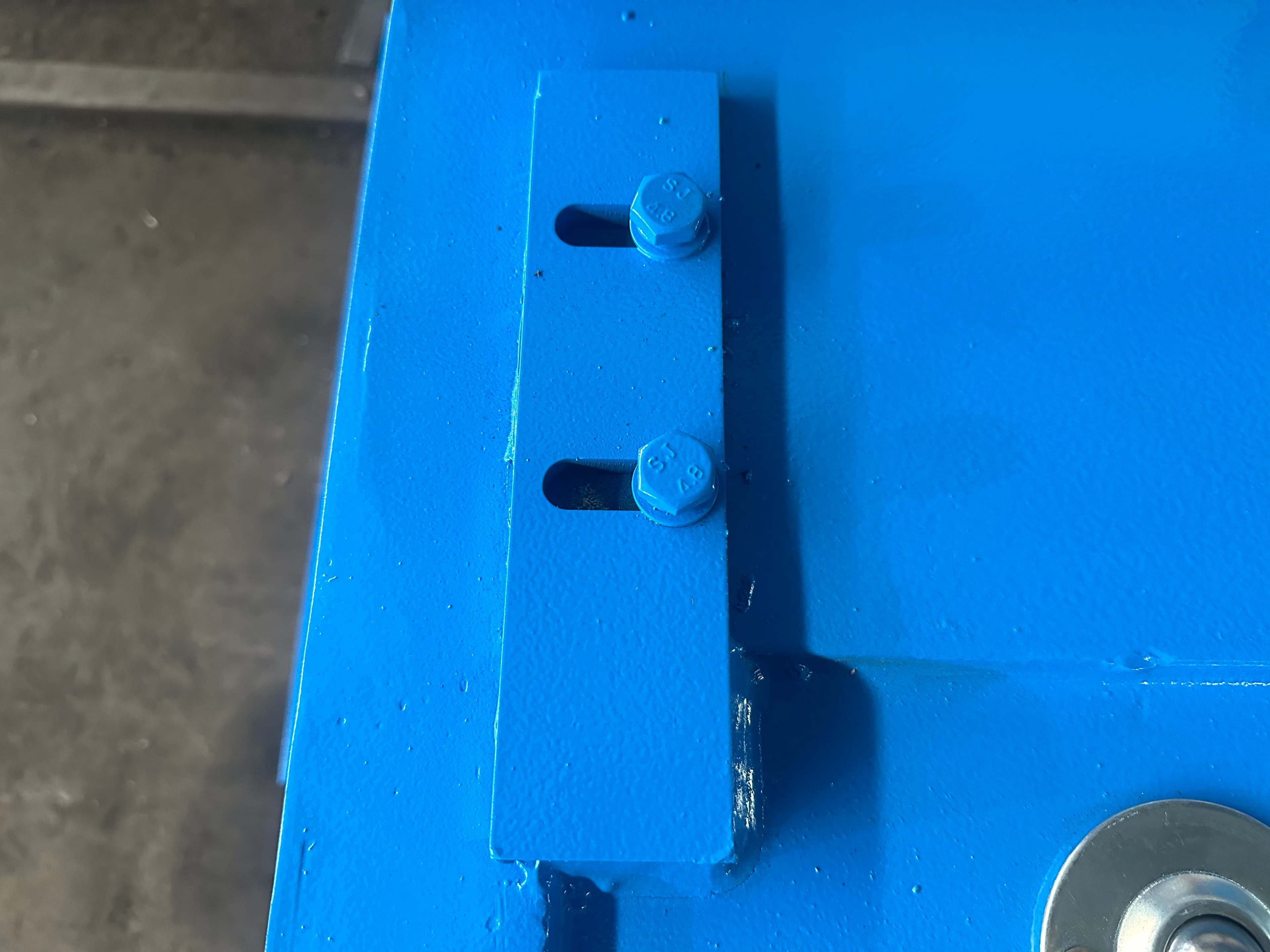 Adjustment components reviewed on a sheet metal machine