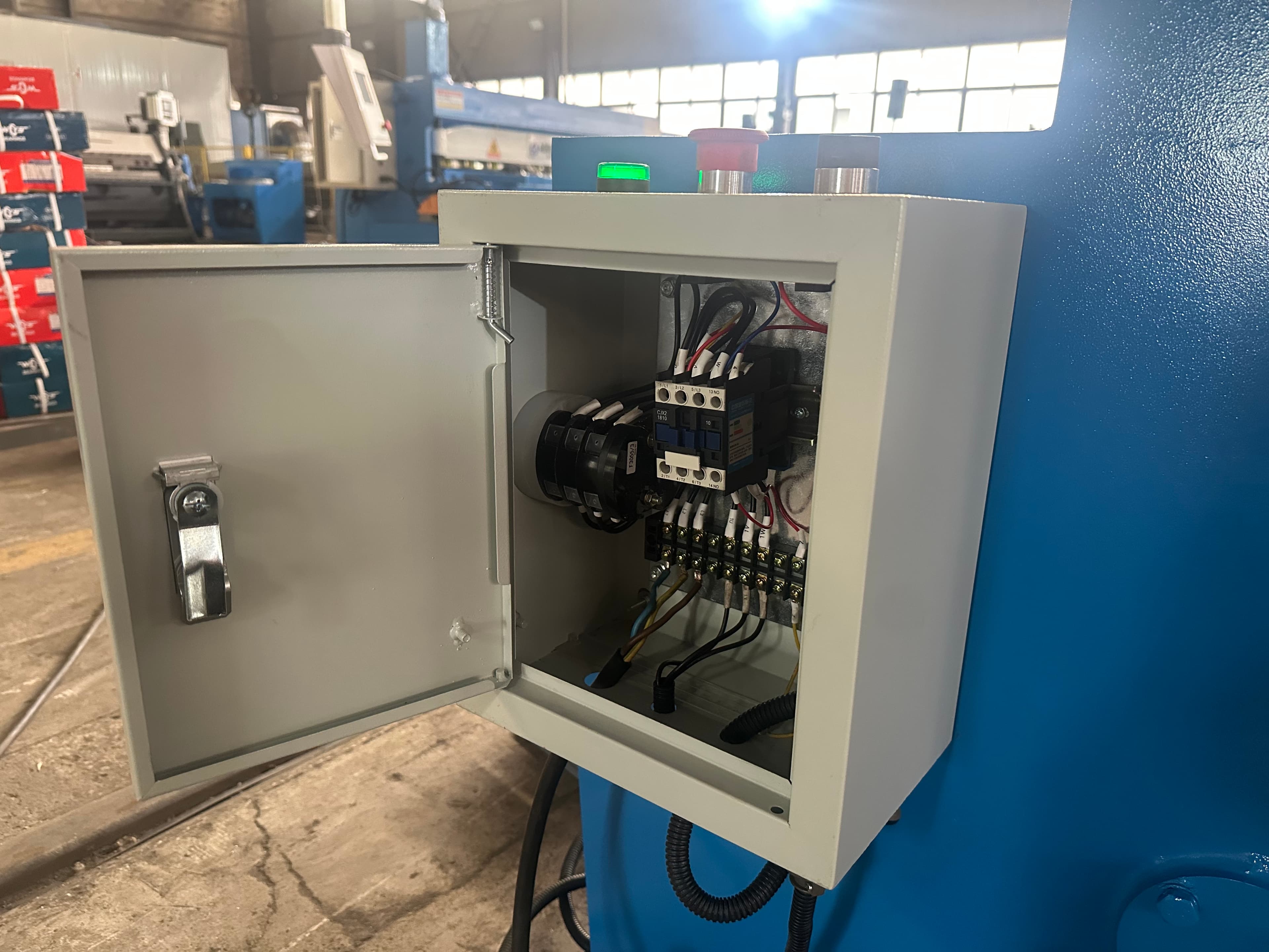 Control cabinet wiring and component layout on a sheet metal machine