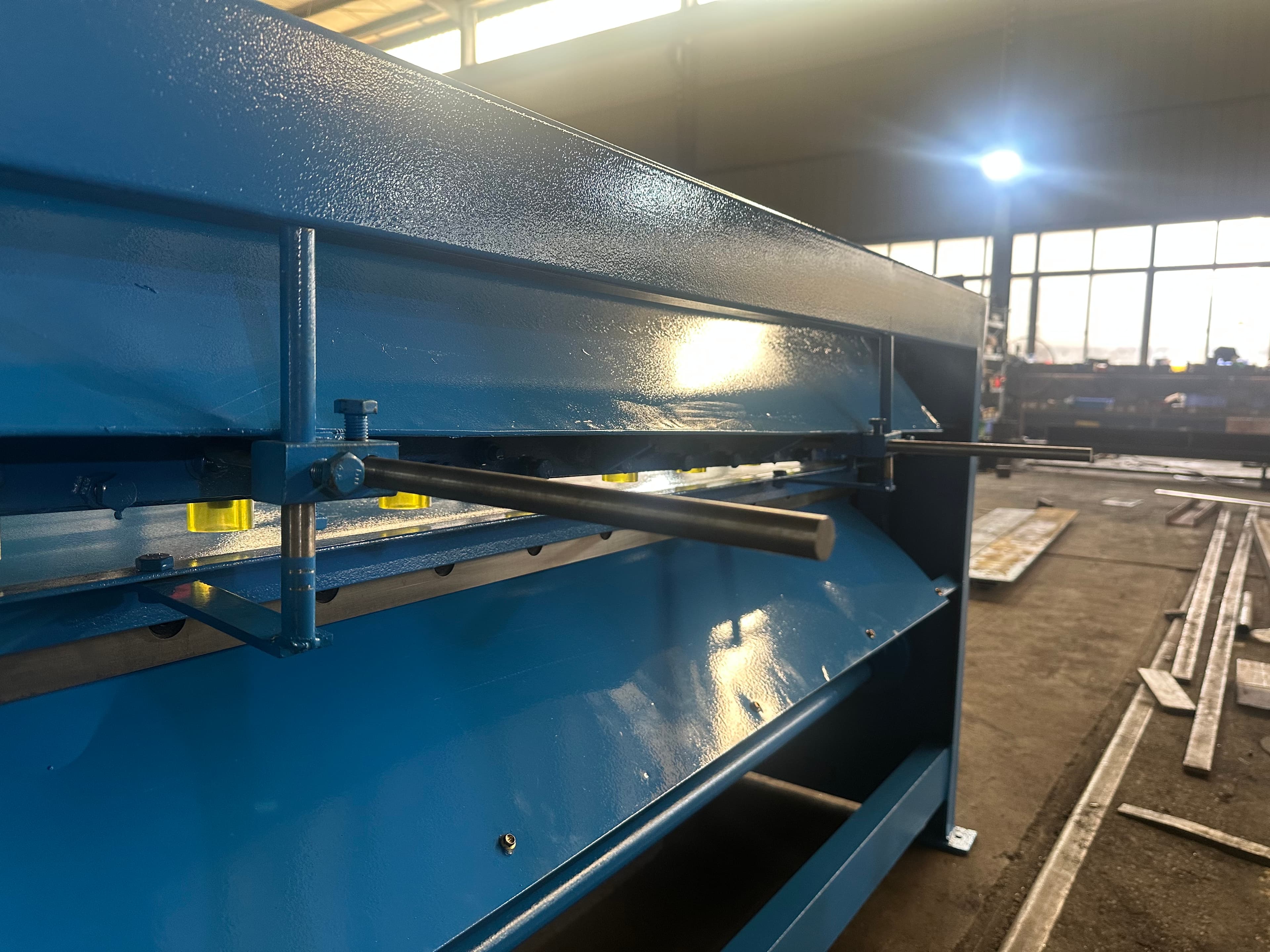 Positioning and guide components installed on a sheet metal machine