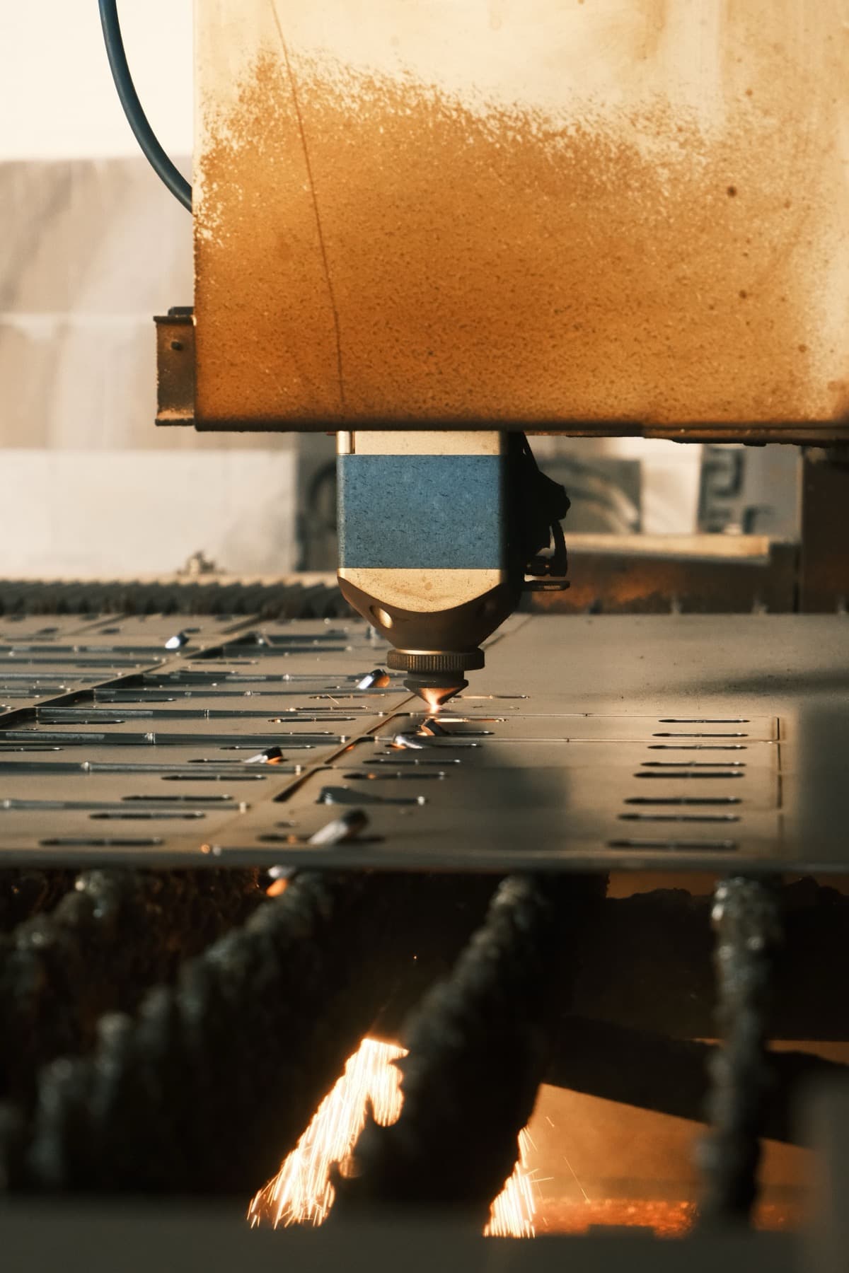 Real sheet metal laser cutting in a fabrication workshop
