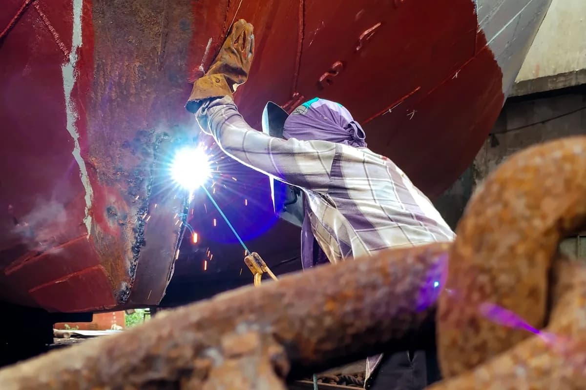 Real shipbuilding hull fabrication and welding